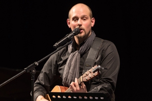 Bernhard (Lead Vocals, Gitarre)